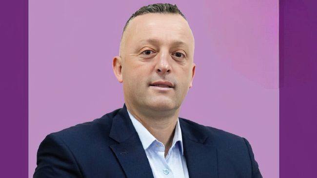 Njëri pas tjetrit, tre kryetarë bashkish japin&hellip;