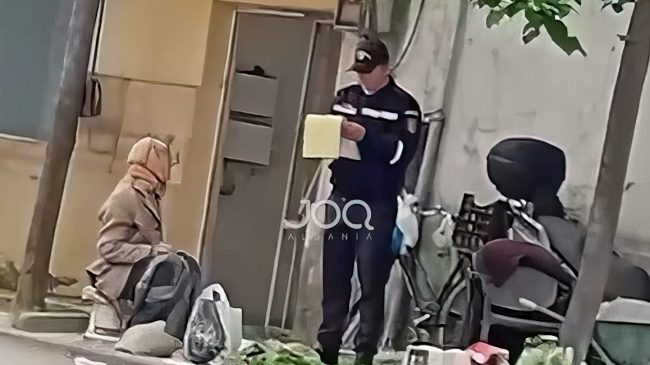 Policia gjobit nënën që shet qumësht në&hellip;