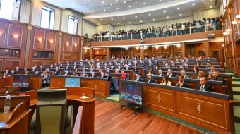 Bllokada politike nuk zbutet: deputetët e Kuvendit&hellip;