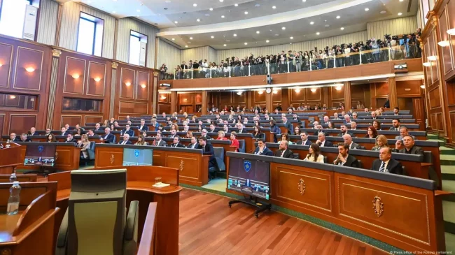 Bllokada politike nuk zbutet: deputetët e Kuvendit&hellip;