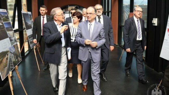 Begaj thekson rolin kyç të Universitetit të…