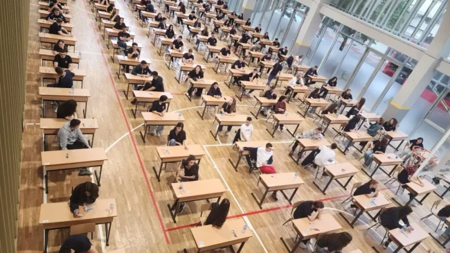 Prova vendimtare në Maturën Shtetërore: Maturantët përballen&hellip;