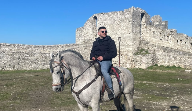 Ishte duke u larë dhe e rrëmbeu&hellip;