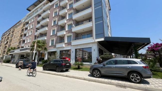 “Tek hoteli KRAAL në Vlorë makinat parkojnë&hellip;