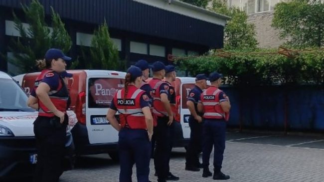 Policia mësyn në godinën e News24, gazetarët&hellip;