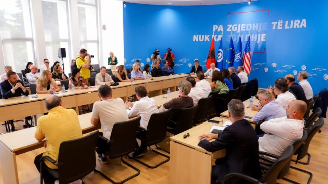 PD: Gati për grevë urie, ngujim në&hellip;