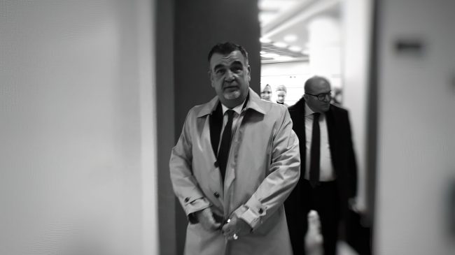 U vra në sallën e gjyqit, përcillet&hellip;