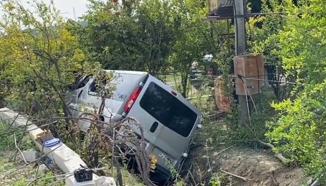 Furgoni me turistë del nga rruga në&hellip;