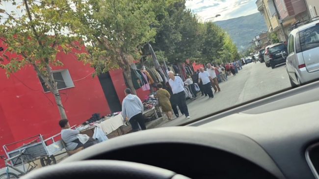 “Shitësit ambulantë kanë pushtuar trotuaret në Elbasan,&hellip;