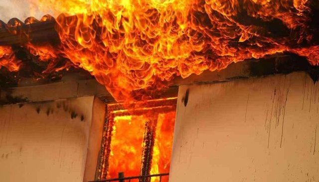 Banesa përfshihet nga flakët në Maliq, humb&hellip;