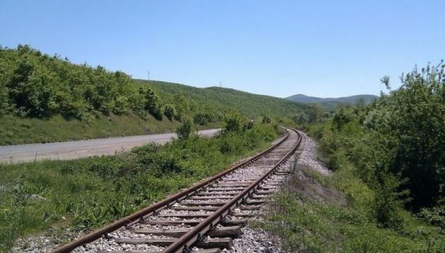 Gjendet një 67-vjeçar i pajetë pranë hekurudhës&hellip;