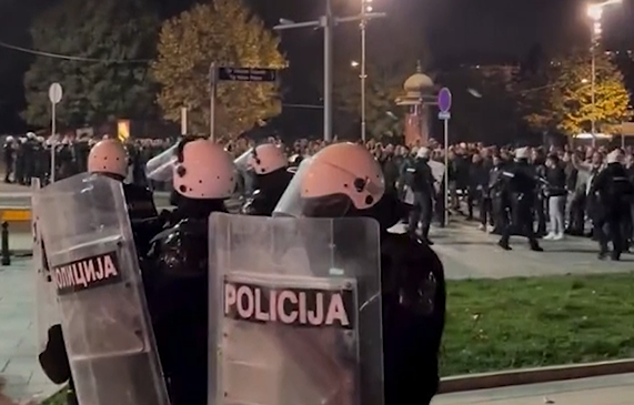 Revoltë në Beograd: Serbët rrethojnë Parlamentin dhe&hellip;