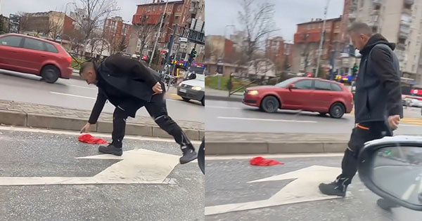 Qytetari ndalon makinën dhe ngre flamurin kombëtar&hellip;