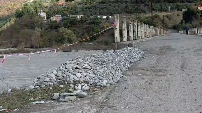 Dëmtohet ura e Shëmrizës në Gramsh, rrezik&hellip;
