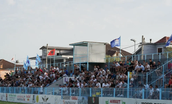 Plas sherri në stadiumin e Fushë-Krujës/ Futbollistët&hellip;