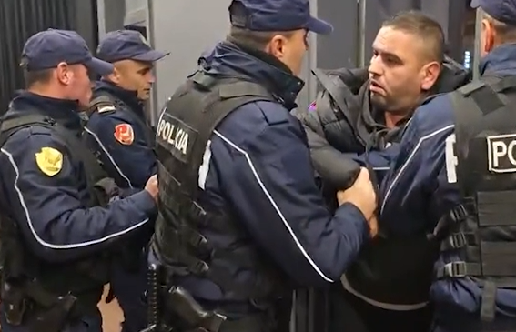 “Ujë po kërkon”, momenti kur qytetari shoqërohet&hellip;