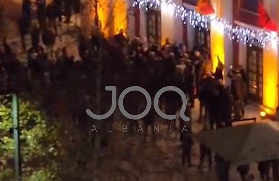 “Duam ujë! Poshtë qeveria”, vlonjatët futen brenda&hellip;