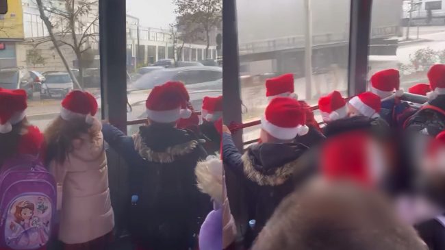 Fëmijët këndojnë në kor këngë për gjyshen