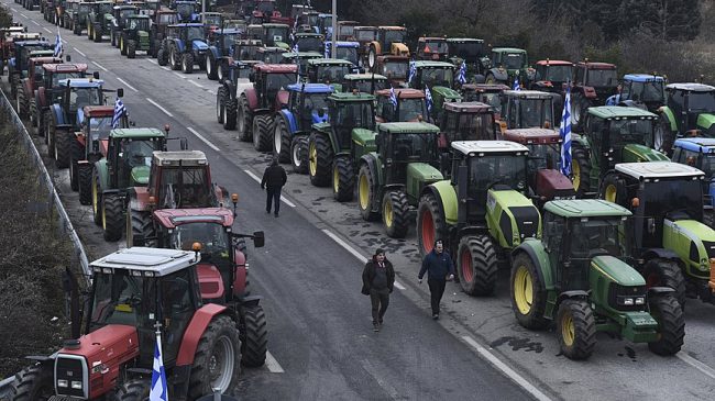 Fermerët grekë vazhdojnë protestat edhe gjatë Krishtlindjeve,&hellip;