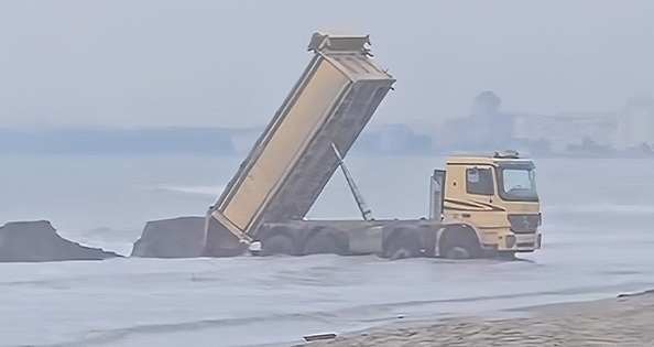 Kamioni futet në det dhe shkarkon inerte&hellip;