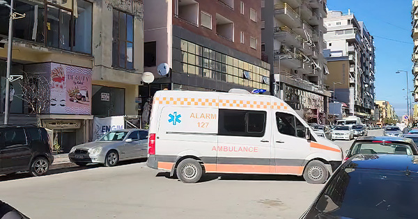 Fier, 52-vjeçari bie nga kati i 5-të&hellip;