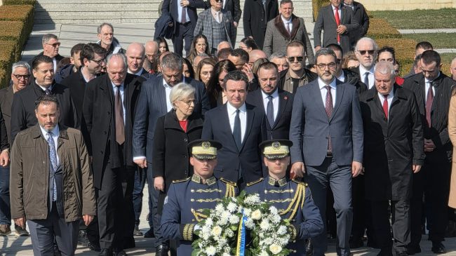 Kurti me kabinetin qeveritar bën homazhe në&hellip;