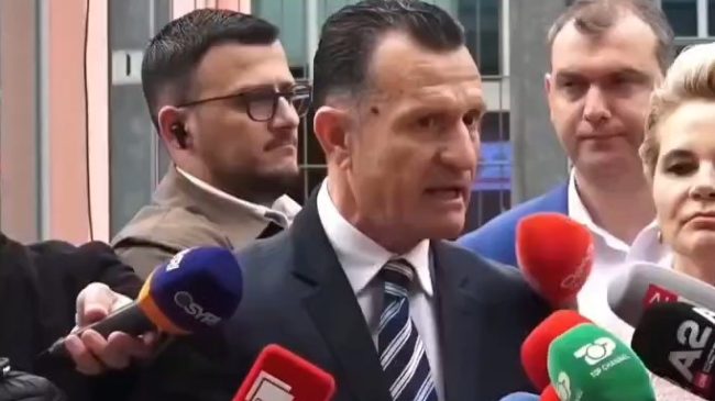 Çfarë është Monika, zoti apo zonja?