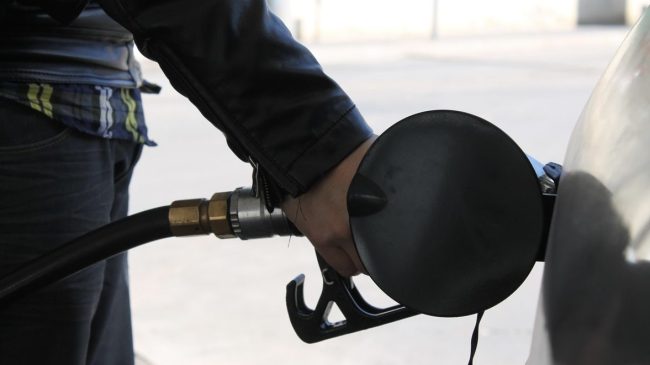 Tensionet globale shtyjnë naftën drejt rekordeve, bien&hellip;