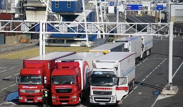 Kapën dy shqiptarë me armë në Calais,&hellip;