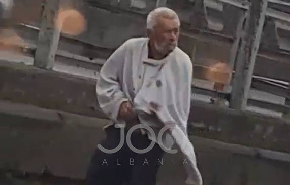Me një krah të fashuar, i moshuari&hellip;