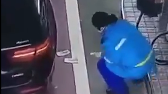 Shoferi ia hodhi paratë në tokë, punonjësja&hellip;