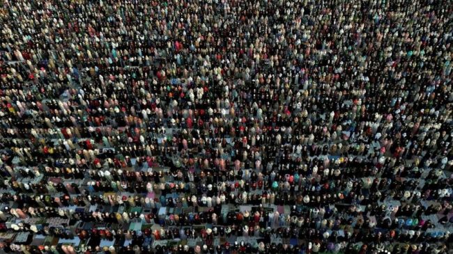 Reuters publikon pamjet, 120 mijë besimtarë kremtuan&hellip;