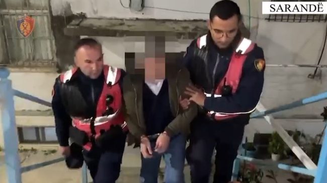 Sarandë: 62-vjeçari hyn i armatosur në shtëpinë&hellip;