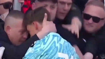 Humbi babanë, tifozët rivalë përqafojnë portierin pas&hellip;