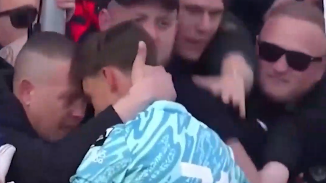 Humbi babanë, tifozët rivalë përqafojnë portierin pas&hellip;