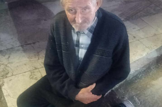 I vetëm dhe i ulur në një&hellip;