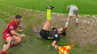Futbollisti rrëzon arbitren në baltë dhe vijon&hellip;