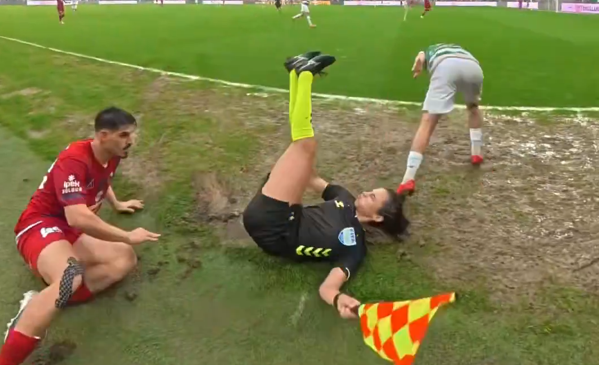 Futbollisti rrëzon arbitren në baltë dhe vijon&hellip;