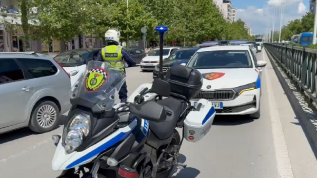 E moshuara përplaset nga makina në vijat&hellip;