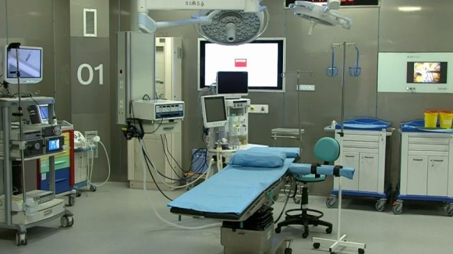 Qytetari denoncon kirurgun e QSUT: Më la&hellip;