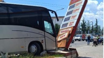 Aksidentohet autobuzi me nxënës në qendër të&hellip;