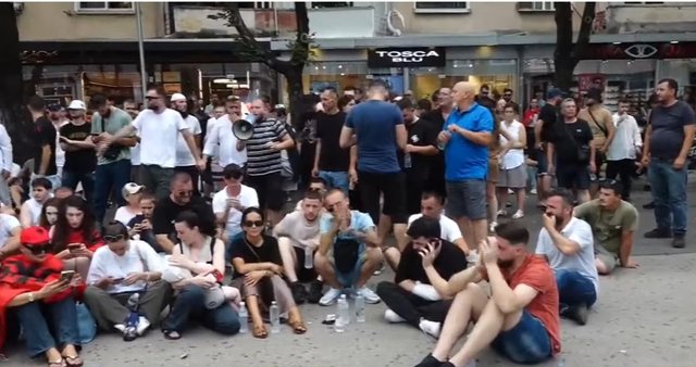 Protestuesit shkojnë te Drejtoria e Policisë: Turp,&hellip;