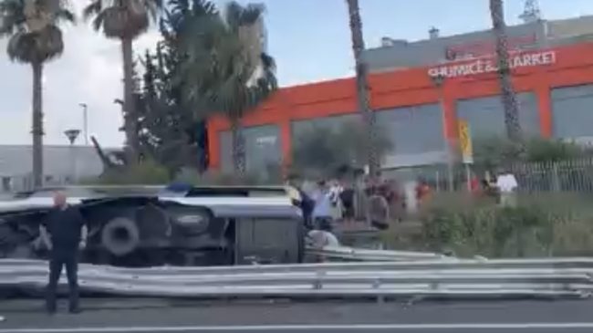 Autobusi me fëmijë del nga rruga dhe&hellip;