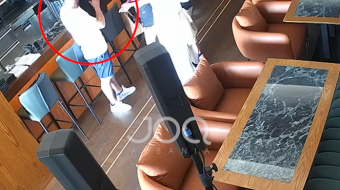 Klienti filmohet duke vjedhur çantën e kamarierit&hellip;