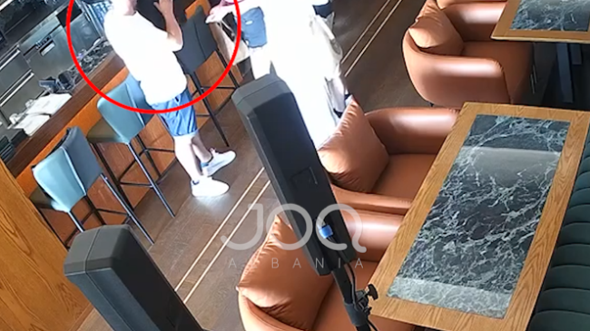 Klienti filmohet duke vjedhur çantën e kamarierit&hellip;