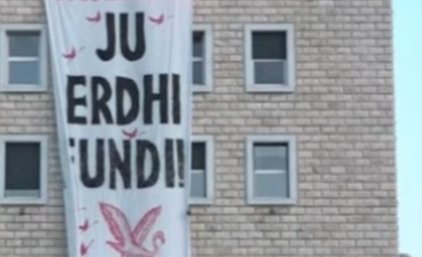 Studentët e Politeknikut shpalosën banderolën gjigante, rojet&hellip;