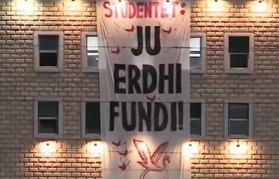 “Ju erdhi fundi”, studentët vendosin sërish banderolën&hellip;