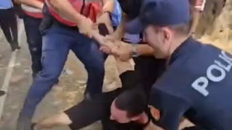 Protesta para Parlamentit, momenti kur policia mori&hellip;