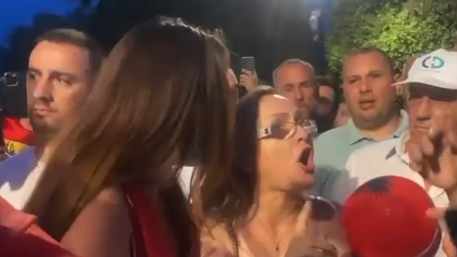 “Poshtë patronazhistët”, qytetarët largojnë një grua nga&hellip;