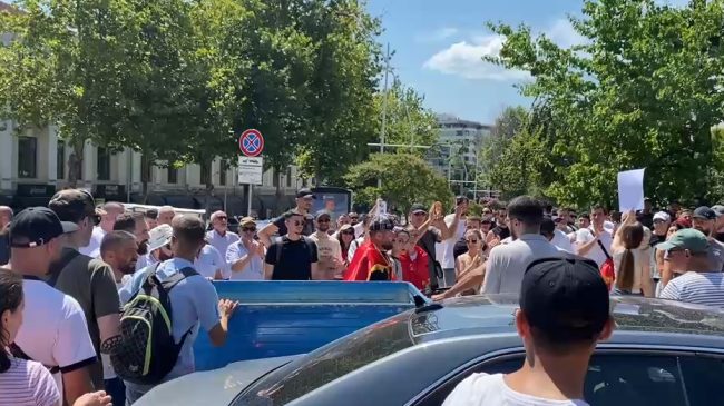 Protestuesit me kosh plehrash në Kuvend: Këtu&hellip;